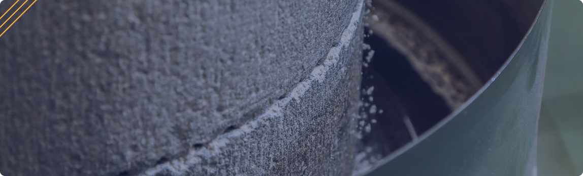 石臼で粉を引いている写真